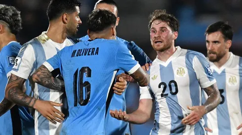 Alexis Mac Allister discute com Mathias Olivera durante as eliminatórias da Copa do Mundo de 2026 entre Uruguai e Argentina - Foto: Getty Images