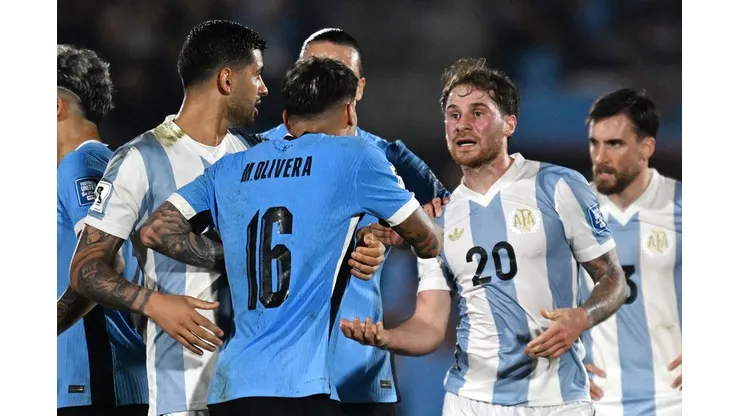 Alexis Mac Allister discute com Mathias Olivera durante as eliminatórias da Copa do Mundo de 2026 entre Uruguai e Argentina - Foto: Getty Images