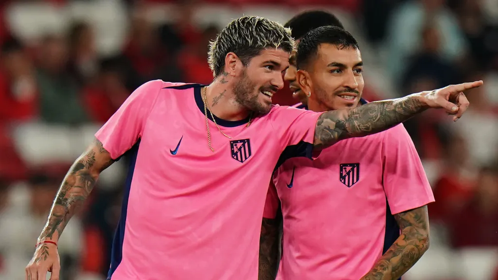 Ángel Correa e Rodrigo De Paul antes de jogo pelo Atlético de Madrid (Photo by Gualter Fatia/Getty Images)