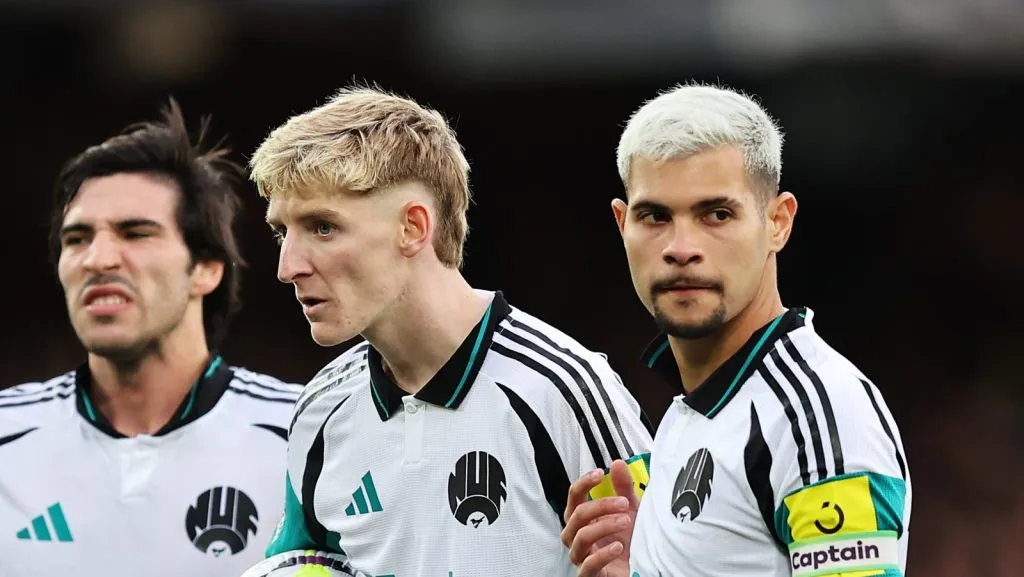 Sandro Tonali, Anthony Gordon e Bruno Guimarães, do Newcastle United, reagem durante a partida da Premier League entre Everton FC e Newcastle United FC no Goodison Park, em 5 de outubro de 2024, em Liverpool, Inglaterra. (Foto de Matt McNulty/Getty Images)