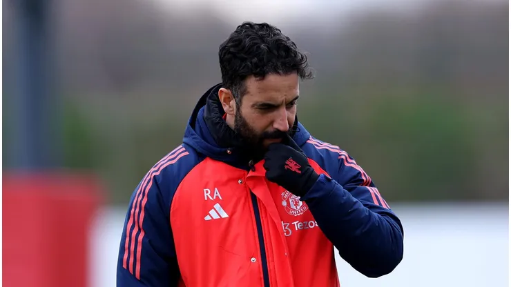 Titular do Man United tem saída liberada por Amorim e destino é revelado.