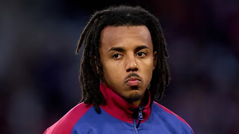 Jules Koundé antes de partida contra o Benfica