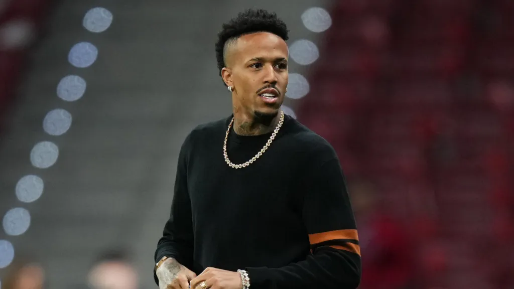Éder Militão pronto para acompanhar a partida do Real Madrid (Photo by Angel Martinez/Getty Images)