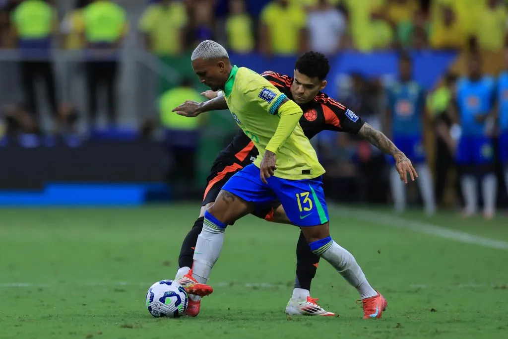 Wesley em disputa de bola