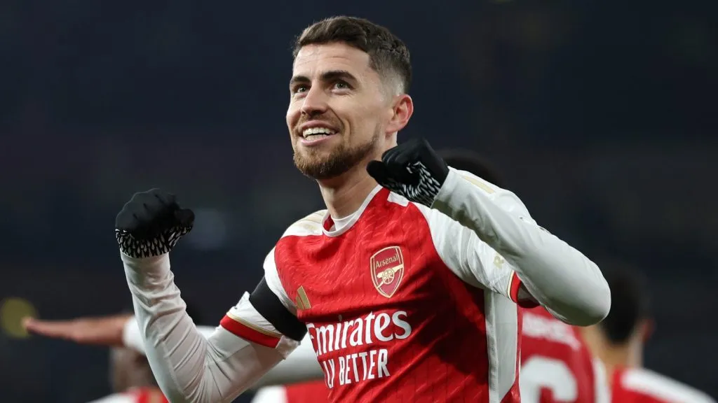 Jorginho, de camisa vermelha, com escudo do Arsenal e alvo do Flamengo. (Photo by Richard Heathcote/Getty Images)