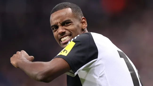 Alvo do Liverpool, Alexander Isak, do Newcastle, de camisa branca e preta. Jogador do Chelsea quer jogar com ele. (Photo by George Wood/Getty Images)