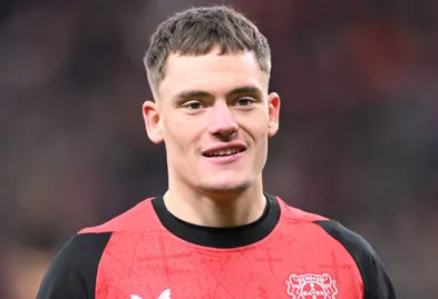 Wirtz, em campo, com a camisa vermelha e preta do Bayer Leverkusen e alvo do Manchester City