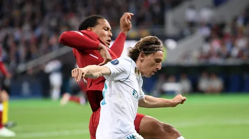 Van Dijk disputa bola com Modric em Liverpool x Real Madrid. Foto: Laurence Griffiths/Getty Images