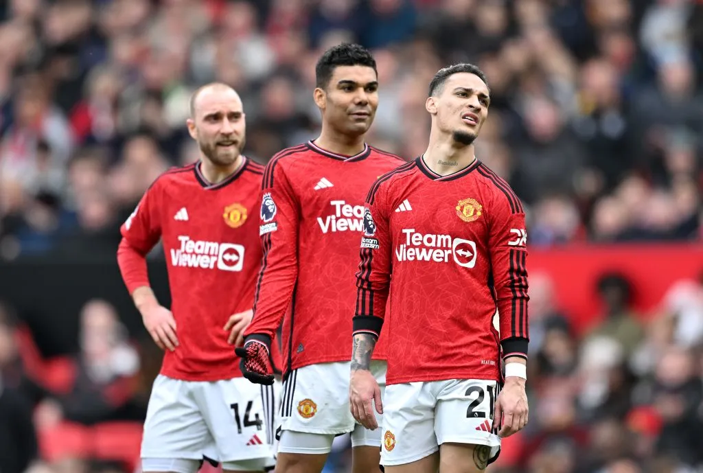 Eriksen, Casemiro e Antony com a camisa vermelha do Manchester United   (Photo by Michael Regan/Getty Images)