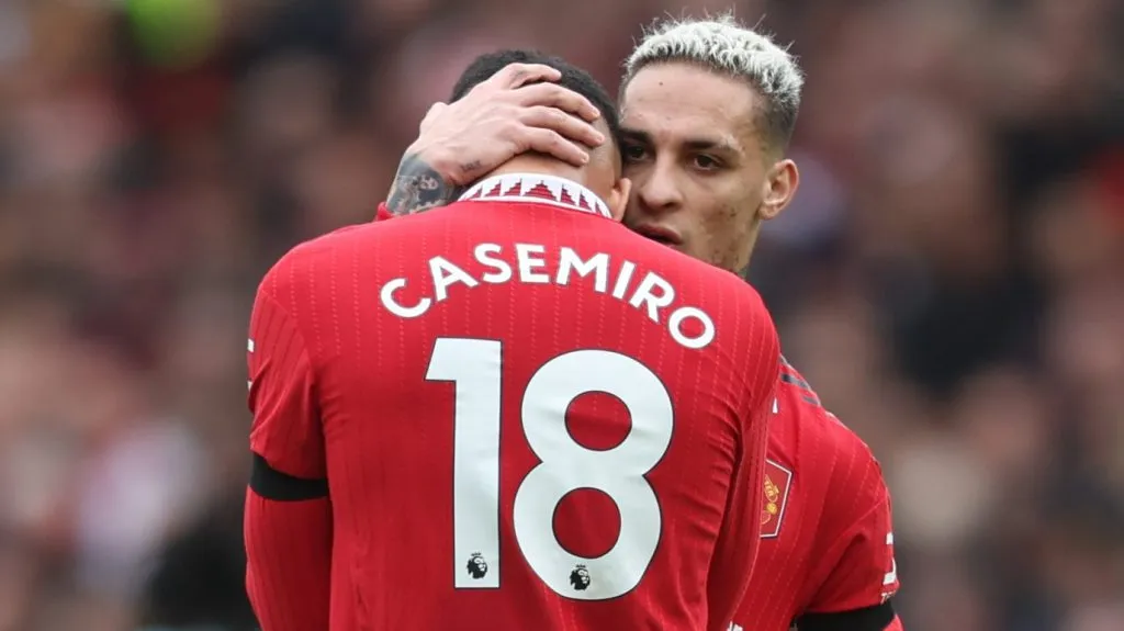 Casemiro e Antony, em campo, com a camisa vermelha do Manchester United. (Photo by Nathan Stirk/Getty Images)