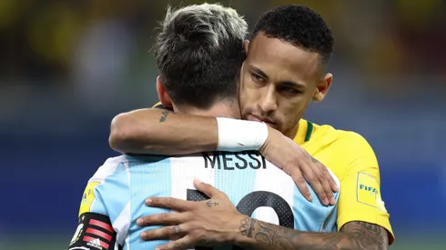Neymar e Messi se abraçando. Foto: Buda Mendes