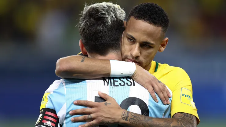 Neymar e Messi se abraçando. Foto: Buda Mendes