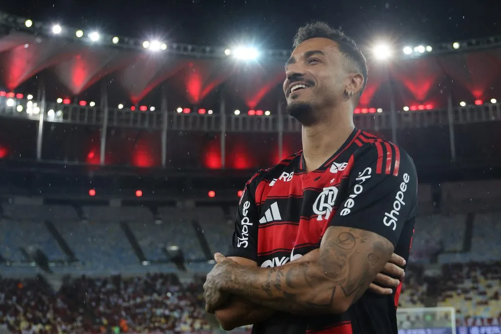 Danilo com os braços cruzados