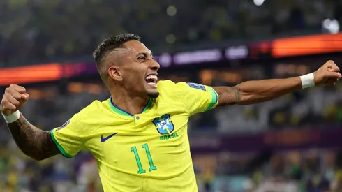 Raphinha comemora gol pela Seleção Brasileira. Foto: Francois Nel/Getty Images