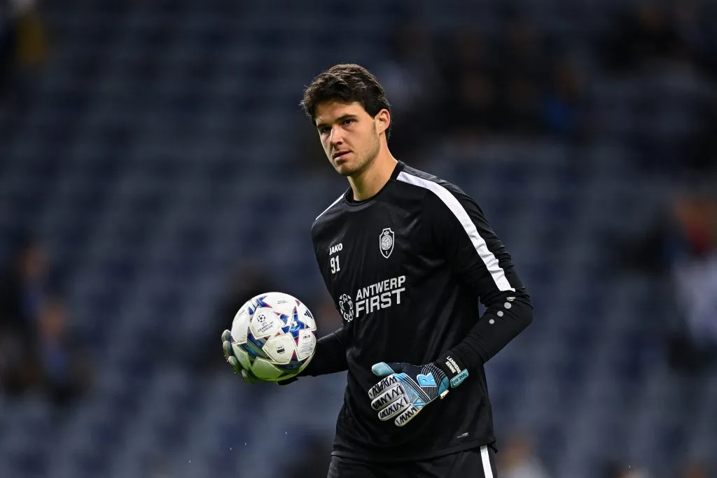  Senne Lammens, com a camisa preta e branca do Royal Antwerp, alvo do Manchester City