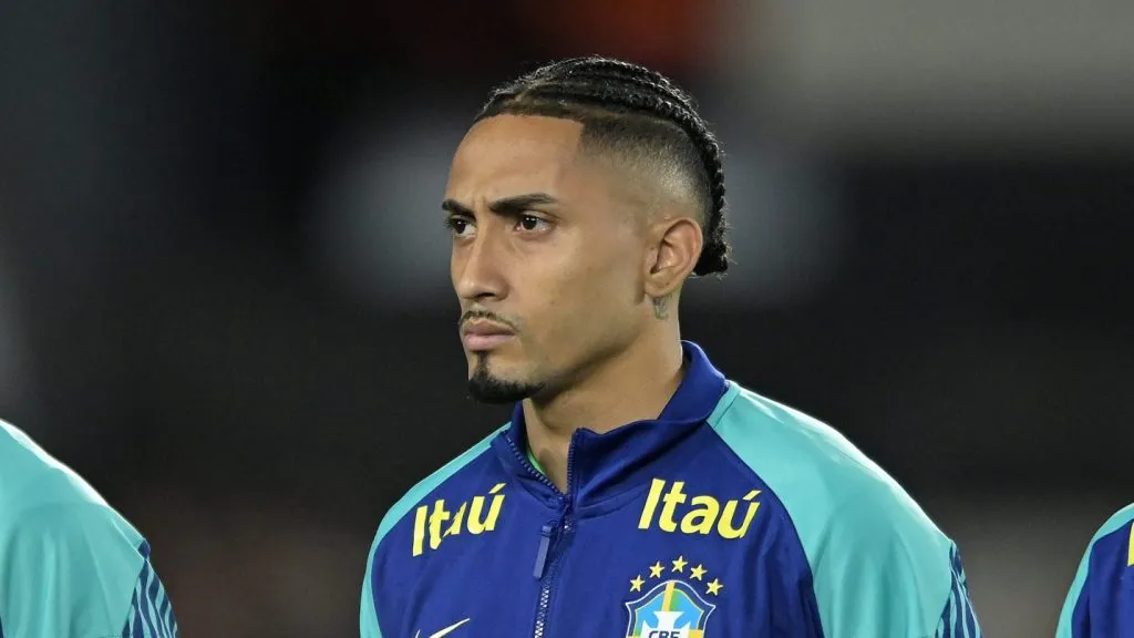 Raphinha durante jogo contra a Argentina.