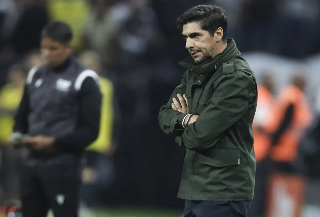 Abel Ferreira com as braços cruzados