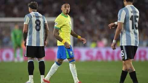 Raphinha em campo contra a Argentina (Photo by Marcelo Endelli/Getty Images)
