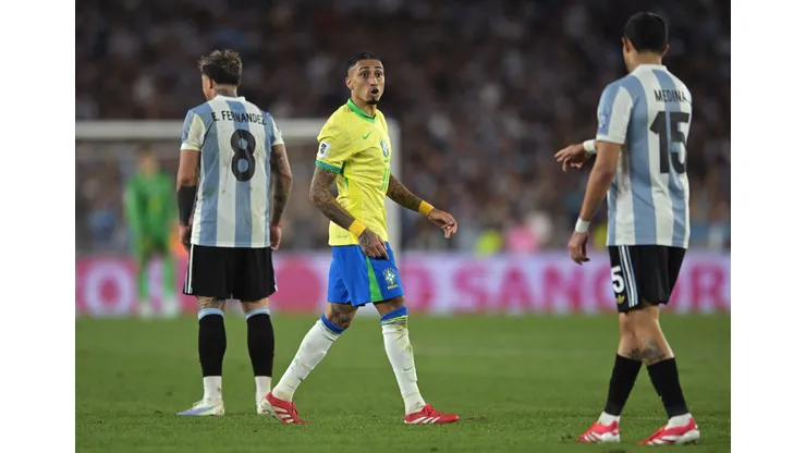 Raphinha em campo contra a Argentina (Photo by Marcelo Endelli/Getty Images)