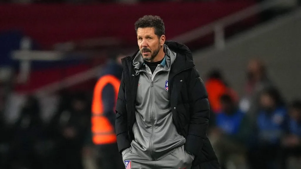 Diego Simeone, treinador do Atlético de Madrid, observa durante a partida da semifinal da Copa do Rei entre FC Barcelona e Atlético de Madrid no Estadi Olímpic Lluís Companys, em 25 de fevereiro de 2025, em Barcelona, Espanha. (Foto de Alex Caparros/Getty Images)