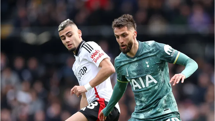 O clube espanhol já iniciou contatos preliminares para avaliar uma possível transferência. Enquanto o Tottenham busca manter o jogador, a equipe de Diego Simeone vê nele um reforço estratégico para o meio-campo. (Foto de Alex Davidson/Getty Images)