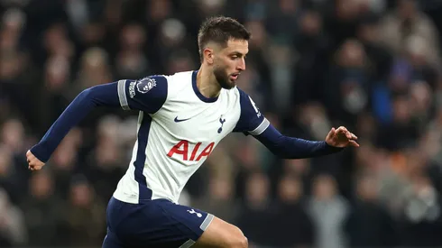 Rodrigo Bentancur em jogo do Tottenham. Jogador está na mira do Atlético de Madrid. Foto: Alex Pantling/Getty Images