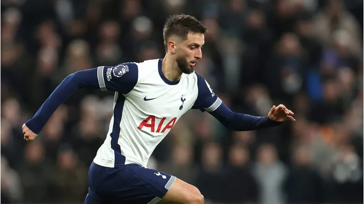 Rodrigo Bentancur em jogo do Tottenham. Jogador está na mira do Atlético de Madrid. Foto: Alex Pantling/Getty Images