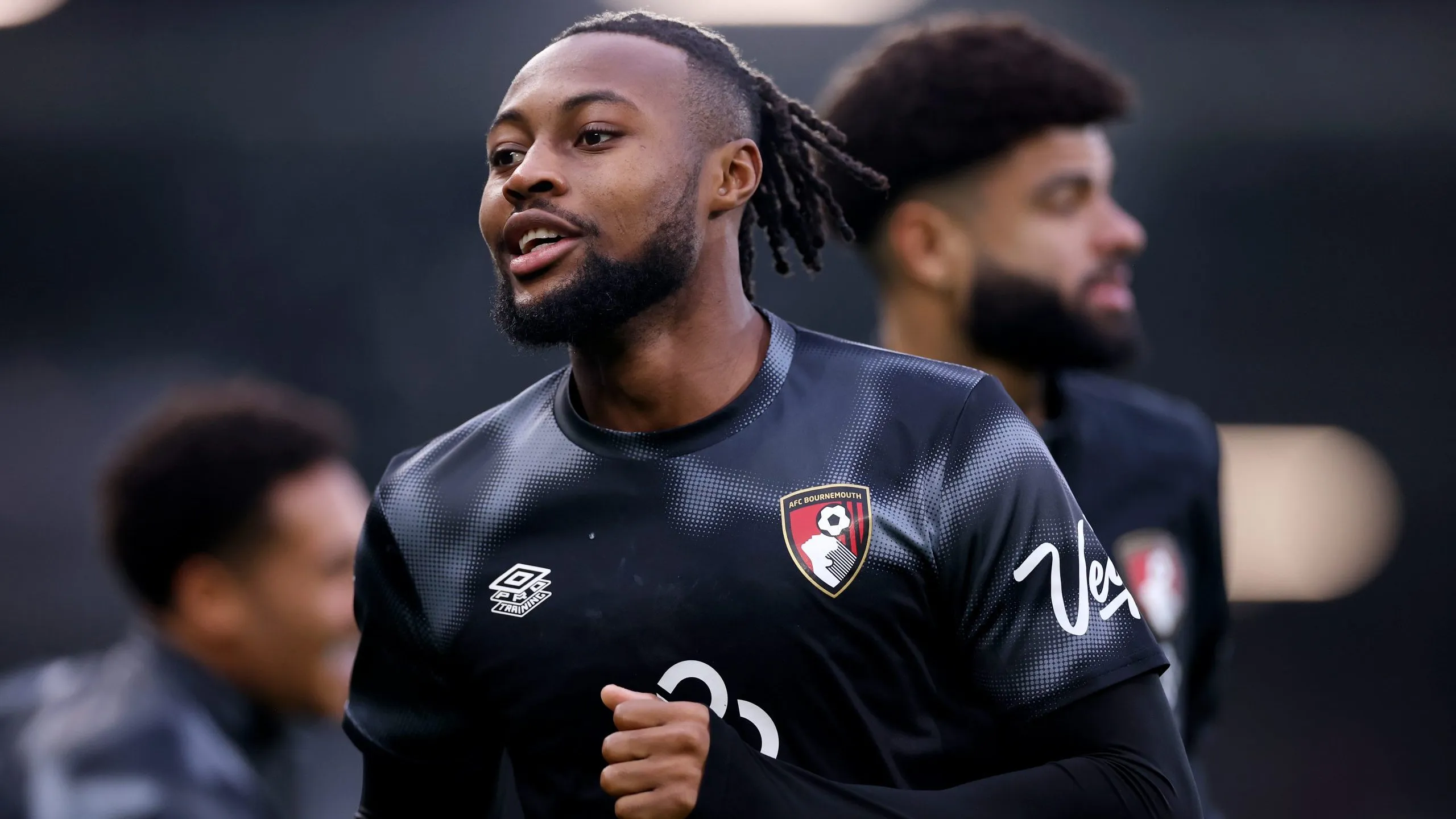 Antoine Semenyo, alvo do Arsenalm em campo, com a camisa preta do Bournemouth. Foto:  Ryan Pierse/Getty Image