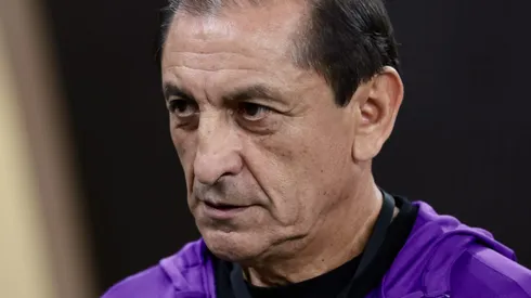 Corinthians de Ramón Díaz renova contrato de jogador e aplica multa de R$ 307 milhões.