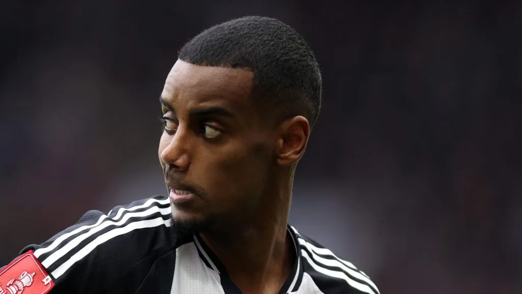 Alexander Isak, do Newcastle United, observa durante a partida da quinta rodada da Emirates FA Cup entre Newcastle United e Brighton &amp; Hove Albion, em St. James' Park, em 2 de março de 2025, em Newcastle upon Tyne, Inglaterra. (Foto de George Wood/Getty Images)
