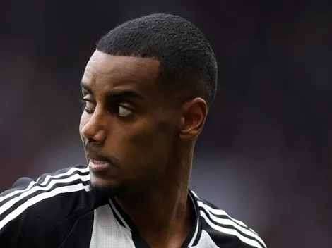 Isak veste vermelho e aumenta especulações sobre ida ao Liverpool