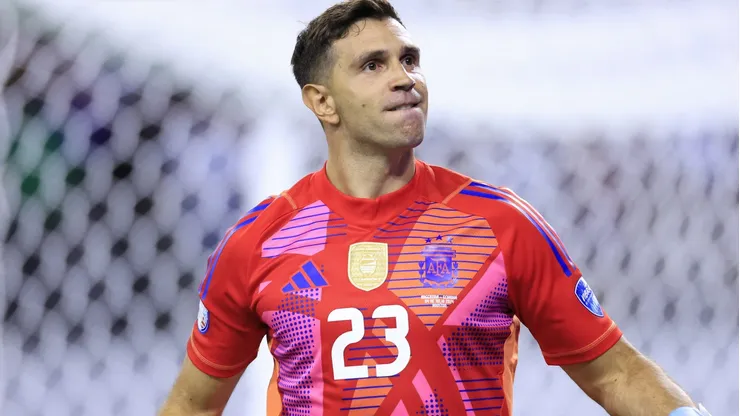 Dibu Martínez provoca a Seleção Brasileira nas redes sociais após vitória da Argentina. (Photo by Buda Mendes/Getty Images)