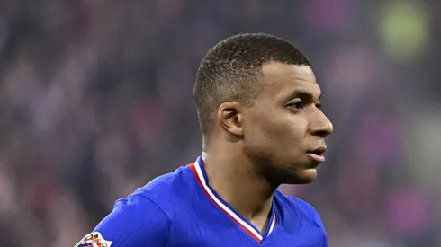 Apesar de abrir mão de uma oferta milionária do PSG, o atacante busca validar sua decisão com títulos, enquanto enfrenta uma disputa judicial com seu ex-time. (Foto por Aurelien Meunier/Getty Images)