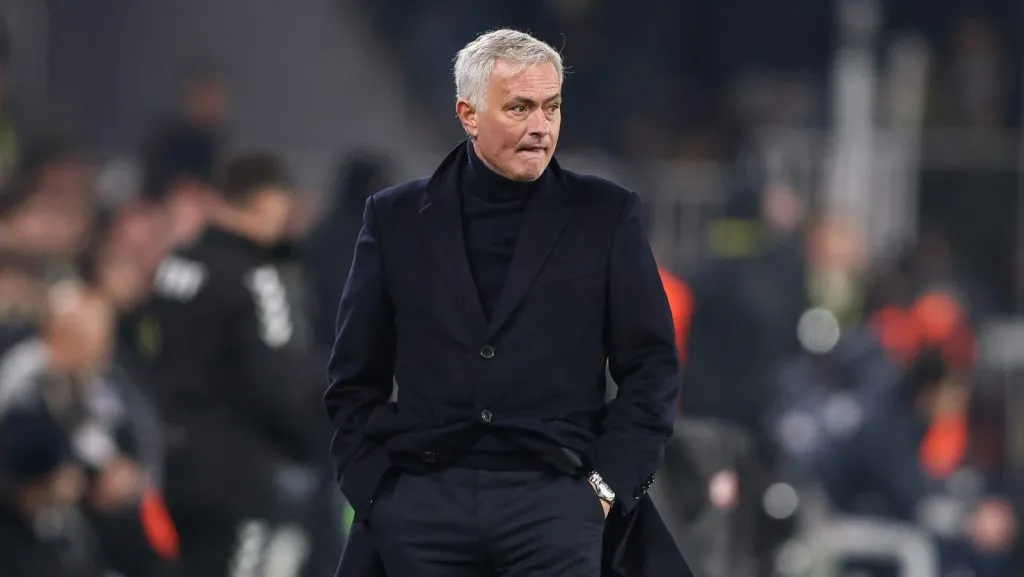 O técnico José Mourinho, do Fenerbahçe, observa durante a partida da Superliga Turca entre Fenerbahçe e Kasimpasa no Estádio Ülker Şükrü Saracoğlu, em 16 de fevereiro de 2025, em Istambul, Turquia. (Foto por Ahmad Mora/Getty Images)