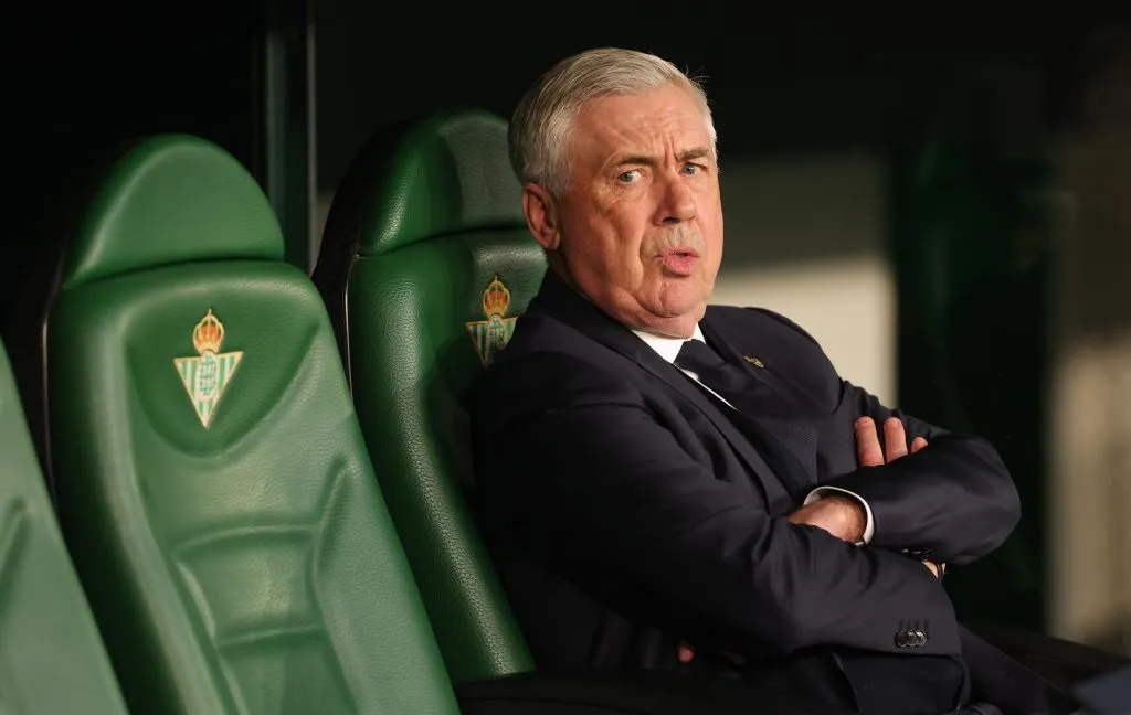Carlo Ancelotti no banco contra o Real Betis. (Photo by Fran Santiago/Getty Images)