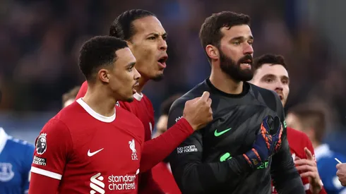 Barcelona tem encontro com astro do Liverpool.