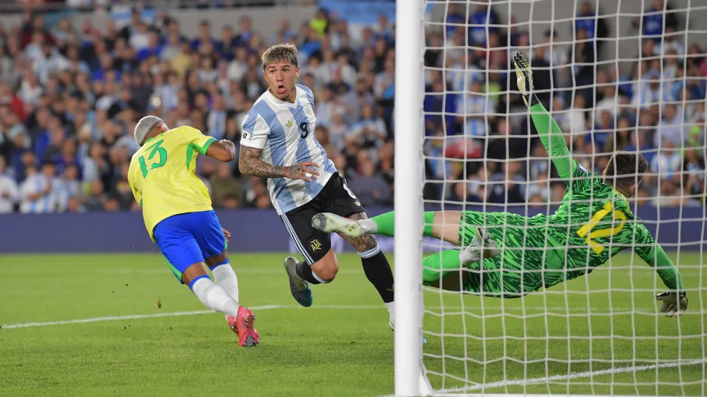 Enzo Fernánsez marca em jogo da Seleção Argentina contra o Brasil (Photo by Marcelo Endelli/Getty Images)