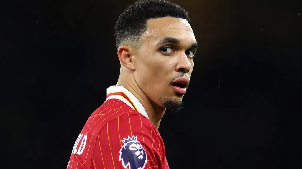 Alexander-Arnold, que deve chegar ao Real Madrid, em campo, com a camisa vermelha do Liverpool. (Photo by Alex Pantling/Getty Images)