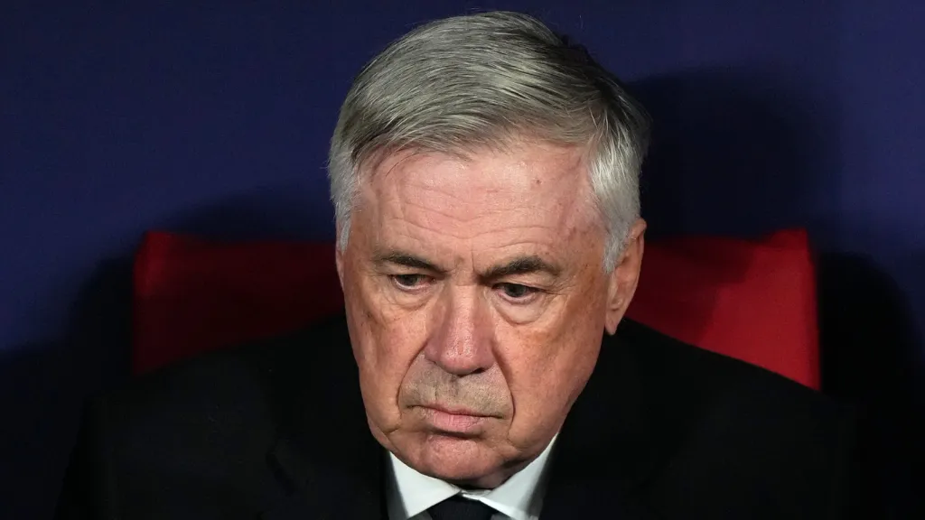 Treinador Carlo Ancelotti olhando para baixo em jogo do Real Madrid (Photo by Angel Martinez/Getty Images)