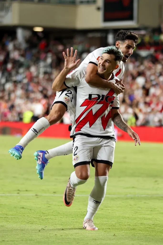 Andrei Ratiu, alvo do Barcelona, acena com a mão, de camisa branca e vermelha. (Photo by Florencia Tan Jun/Getty Images)