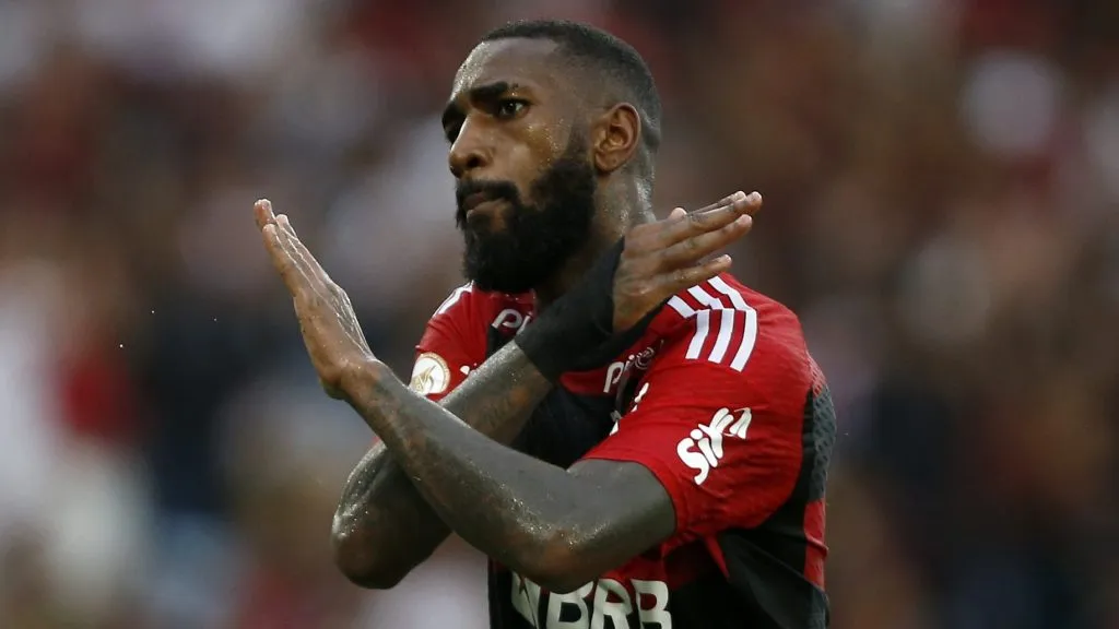 Gerson, de camisa preta e vermelha do Flamengo. . (Photo by Wagner Meier/Getty Images)
