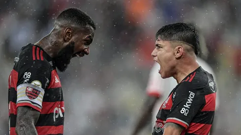 Gerson e Luiz Araújo comemoram gol feito no Flamengo