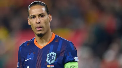 Chegada de Van Dijk ao Barcelona ganha atualização de última hora após 'sim' de Hansi Flick. (Photo by Aitor Alcalde/Getty Images)