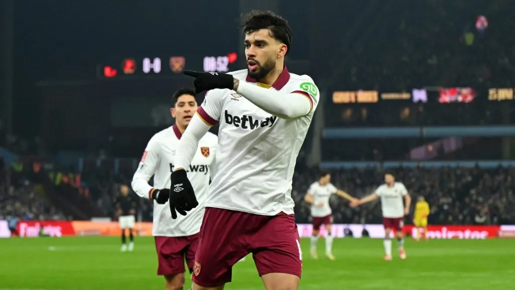 Lucas Paquetá, do West Ham United, comemora o gol de sua equipe durante a partida da Terceira Rodada da Emirates FA Cup entre Aston Villa e West Ham United no Villa Park em 10 de janeiro de 2025, em Birmingham, Inglaterra. (Foto de Shaun Botterill/Getty Images)