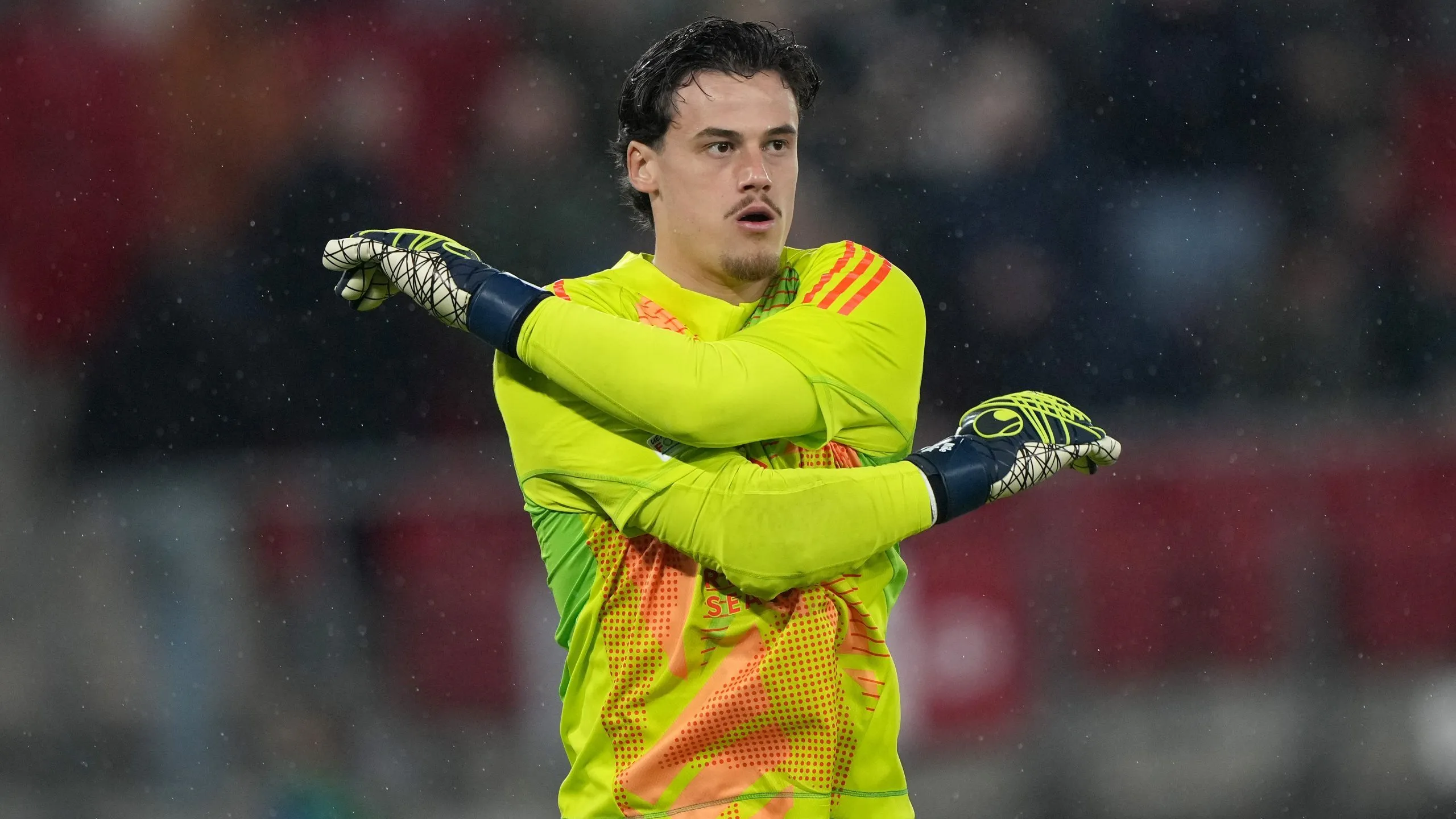 Mile Svilar, alvo do Manchester United, em jogo da Roma. Foto: Alex Bierens de Haan/Getty Images