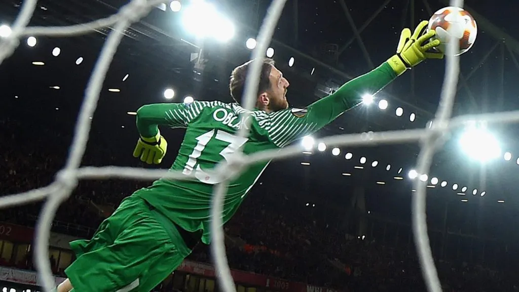 Jan Oblak, do Atlético de Madrid, faz uma defesa durante a primeira partida da semifinal da UEFA Europa League entre Arsenal FC e Atlético de Madrid no Emirates Stadium, em 26 de abril de 2018, em Londres, Reino Unido. (Foto de Mike Hewitt/Getty Images)