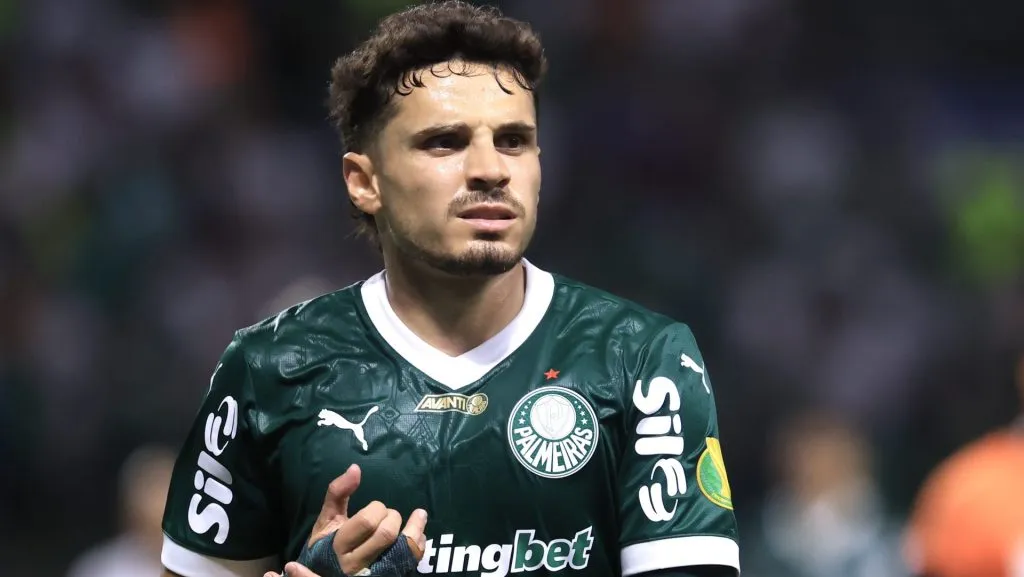 Raphael Veiga, em campo,de camisa verde, do Palmeiras 