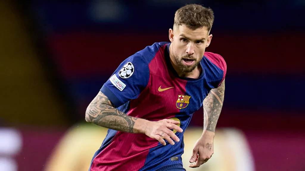 Iñigo Martínez corre durante partida com a camisa do Barcelona (Photo by Aitor Alcalde/Getty Images)
