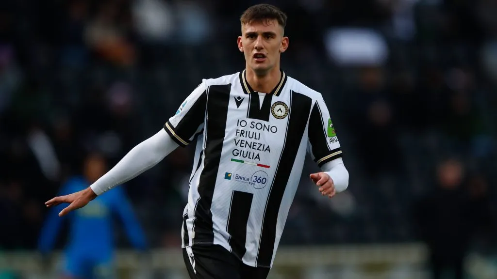 Lorenzo Lucca em jogo da Udinese. Foto: Timothy Rogers/Getty Images