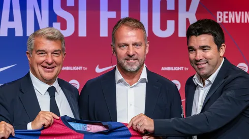 Joan Laporte, Hansi Flick e Deco juntos na apresentação do treinador. Foto: Eric Alonso